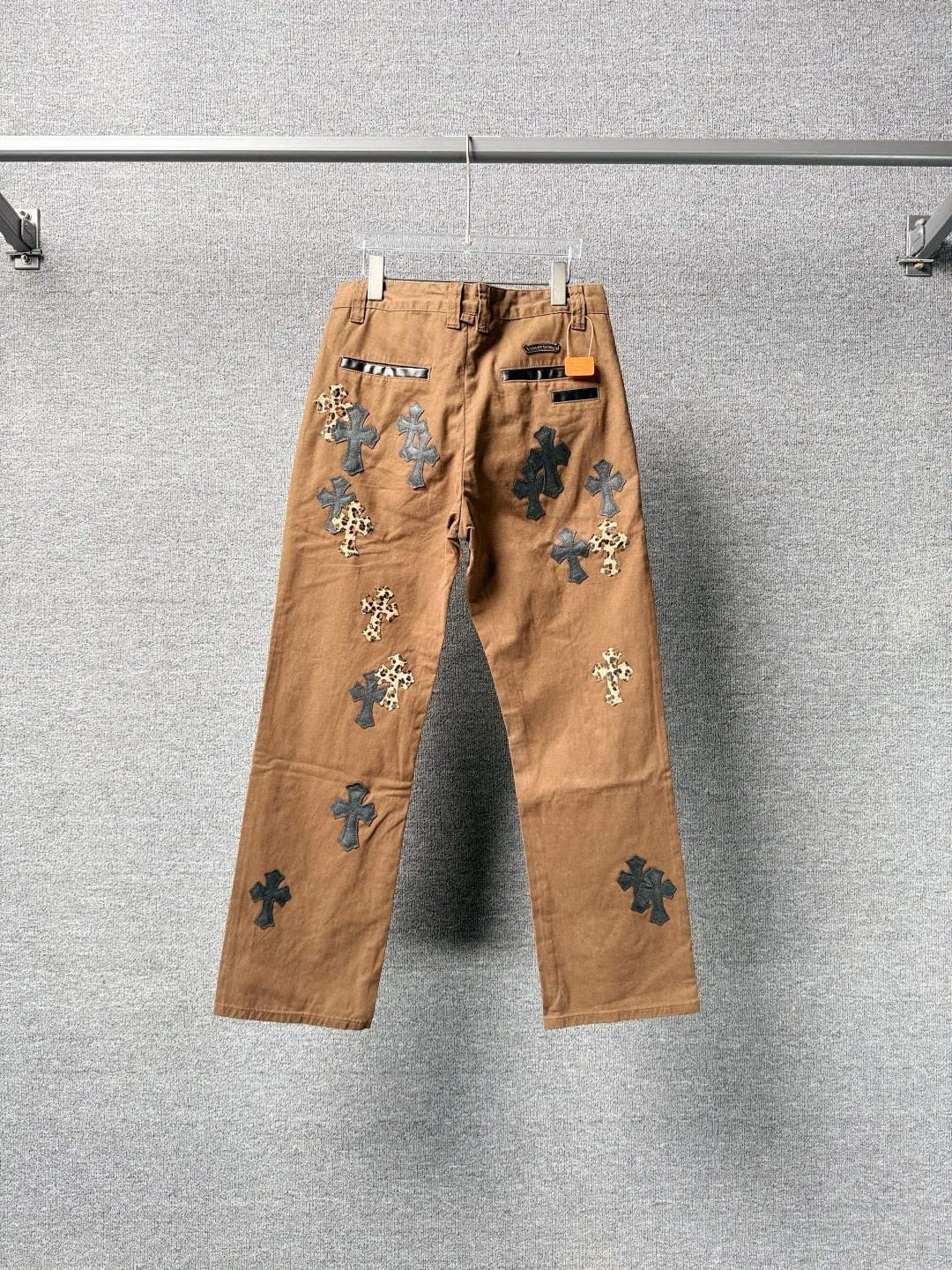 P270 💰 (Top version) Chrome Hearts | Chrome Hearts Brown Casual Cross Patched Leather Jeans - Full of exploring the ultimate in fashion, Chrome Hearts' new Chrome Hearts pants cleverly integrate camouflage cross, camouflage cross and other elements to break the traditional boundaries. Mattyboy's clever fusion of overalls and khaki jeans, the same style, brings endless matching inspiration to fashionistas! Whether it is daily wear or fashion experiment, these pants can bring you an excellent fashion experience. Color: Brown Size: 28-30-32-34 (corresponds to S-M-L-XL)